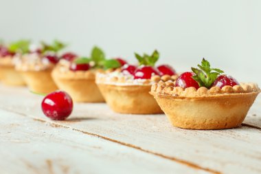 Krem şanti ve kiraz ile tartlets.