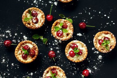 Krem şanti ve kiraz ile tartlets.