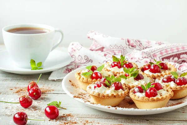 Košíčky se šlehačkou a cherry. — Stock fotografie