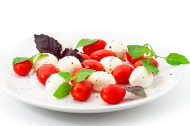 Mozzarella ve fesleğenli domates.