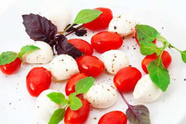 Mozzarella ve fesleğenli domates.