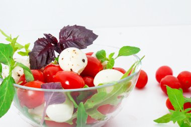 Beyaz bir arka planda Caprese salatası.