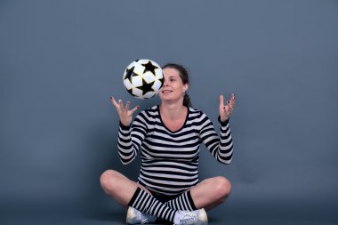 Hamile kadın ile bir top oynarken.