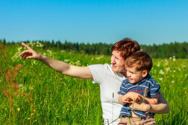 Genç esmer kısa saç alanında oğluyla oynamaya ile