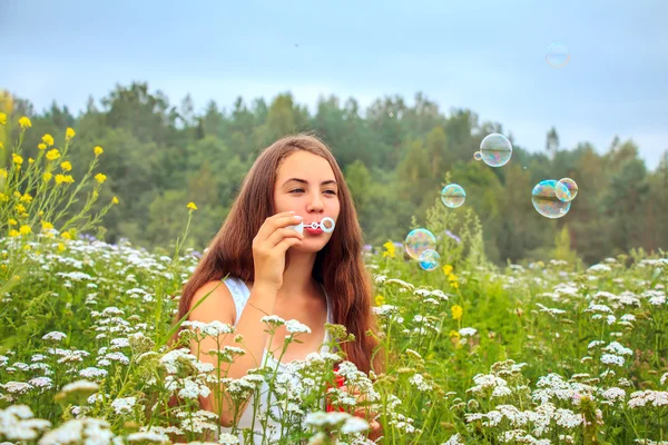 Krásná dívka v poli. — Stock fotografie