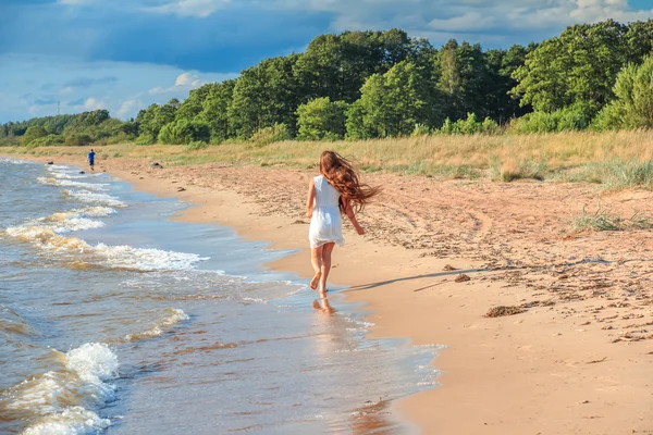 少女は、海岸に沿って走る. — ストック写真
