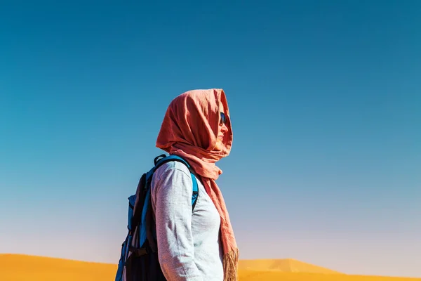 Retrato Uma Rapariga Com Lenço Cabeça Deserto Saara Erg Chebbi — Fotografia de Stock