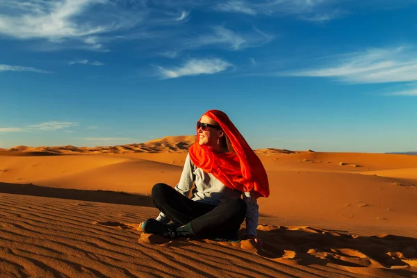 Gün Batımında Sahra Çölü Nde Yalnız Bir Kız Erg Chebbi — Stok fotoğraf