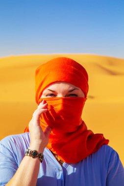 Başörtüsü takmış bir kızın portresi. Sahra Çölü, Erg Chebbi, Merzouga, Fas.
