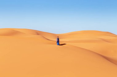 Sahra Çölü 'nde güzel bir kız. Erg Chebbi, Merzouga, Fas.