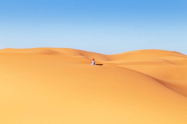 Sahra Çölü 'nde güzel bir kız. Erg Chebbi, Merzouga, Fas.