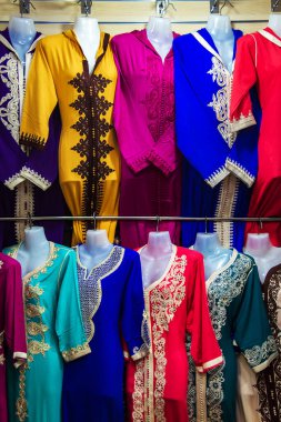 Fas pazarında parlak ulusal kıyafetler. Geleneksel jellaba, Marakeş, Fas.