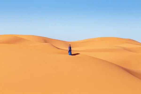 Krásná Dívka Poušti Sahara Erg Chebbi Merzouga Maroko — Stock fotografie
