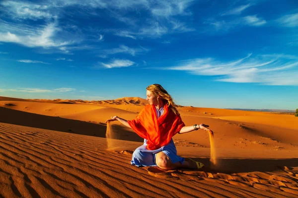 Meisje Speelt Met Zand Sahara Woestijn Erg Chebbi Merzouga Marokko — Stockfoto