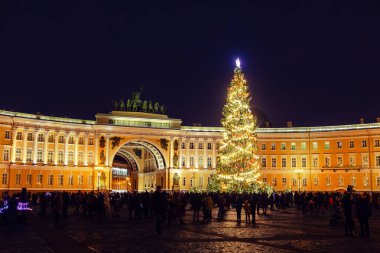 Palace Meydanı 'nda süslenmiş Noel ağacı. Yeni yıl kutlaması. St. Petersburg, Rusya - 6 Ocak 2021.