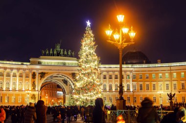 Palace Meydanı 'nda süslenmiş Noel ağacı. Yeni yıl kutlaması. St. Petersburg, Rusya - 6 Ocak 2021.