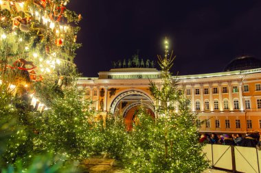 Palace Meydanı 'nda süslenmiş Noel ağacı. Yeni yıl kutlaması. St. Petersburg, Rusya - 6 Ocak 2021.