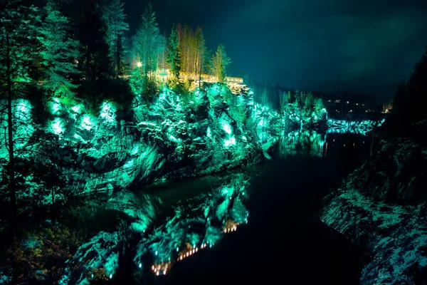 Ruskeala 'daki görkemli mermer kanyon. Güzel renkli aydınlatma. Rusya, Karelia, kış gecesi.