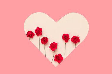Sevgililer Günü konsepti. Tüm aşıkların bayramı için kartpostal. Kâğıt ve çiçeklerden yapılmış kalpler.