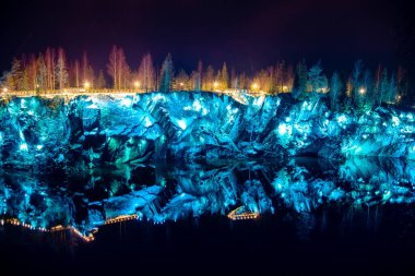 Ruskeala 'daki görkemli mermer kanyon. Güzel renkli aydınlatma. Rusya, Karelia, kış gecesi.