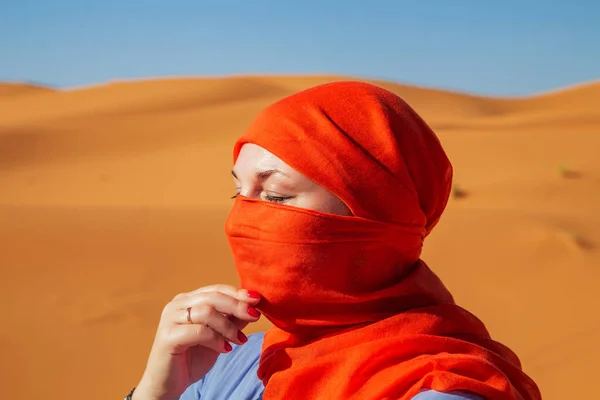 Porträtt Flicka Slöja Saharaöknen Erg Chebbi Merzouga Marocko — Stockfoto