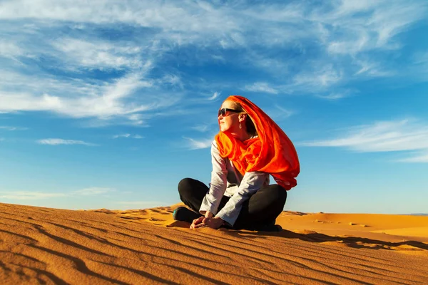 Ensam Flicka Saharaöknen Vid Solnedgången Erg Chebbi Merzouga Marocko — Stockfoto