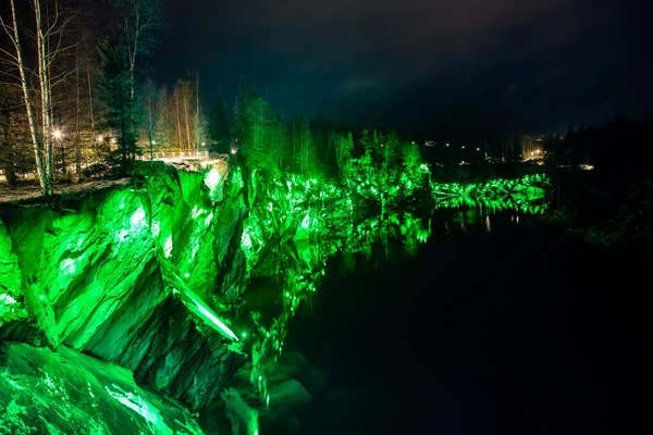 ルスケアラの壮大な大理石の峡谷 美しい色の照明 ロシア カレリア 冬の夜 — ストック写真