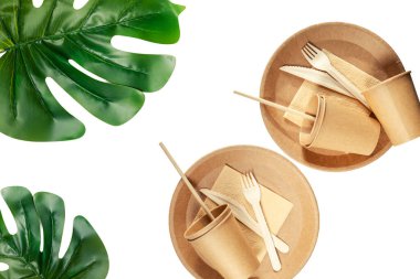 Doğal çevre dostu bambu ve kağıt sofra takımı. Geri dönüşüm, doğa koruma ve dünyayı kurtarma kavramı. Seçici odaklanma. Beyazda izole edilmiş