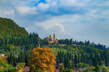 Sonbaharda Muhteşem Yeni Athos Manastırı. Güneşli bir gün, parlak doğa ve mavi gökyüzü. Abhazya. 