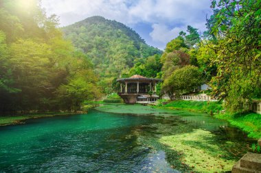 Resim, sonbaharda Psyrtskha tren istasyonunu terk etti. Abhazya, Yeni Athos - 15 Ekim 2020. 