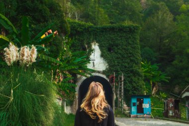 Resim, sonbaharda Psyrtskha tren istasyonunu terk etti. Abhazya, Yeni Athos - 15 Ekim 2020. 