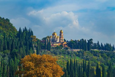 Sonbaharda Muhteşem Yeni Athos Manastırı. Güneşli bir gün, parlak doğa ve mavi gökyüzü. Abhazya. 