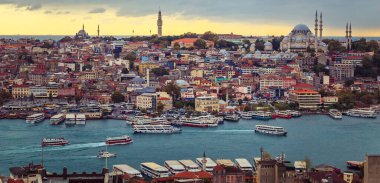 İstanbul 'un tarihi ilçesi ve Boğaz manzarası. Galata Kulesi 'nin üst manzarası. İstanbul, Türkiye - 27 Eylül 2018. Panorama. 