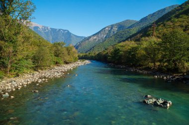 Bzyb dağı üzerindeki asma köprü. Abhazya, Ritsa Gölü yolu.. 