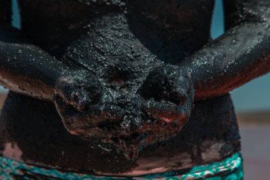 Kırım 'da tıbbi siyah çamurlu pembe bir göl. Kız çamura bulanmıştı.. 