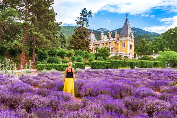 Kırım 'daki Massandra Sarayı. Kalenin arka planındaki lavanta tarlasındaki kız.. 