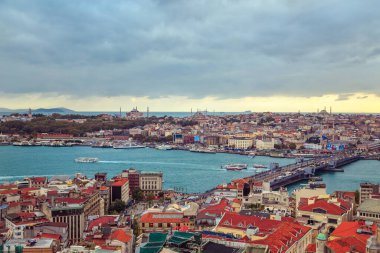 İstanbul 'un tarihi ilçesi ve Boğaz manzarası. Galata Kulesi 'nin üst manzarası. İstanbul, Türkiye - 27 Eylül 2018.