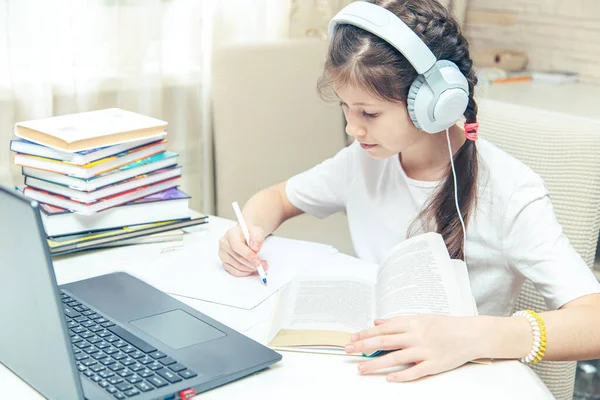 Menina Caucasiana Com Fones Ouvido Assistindo Vídeo Tutorial Computador Aprendizagem — Fotografia de Stock