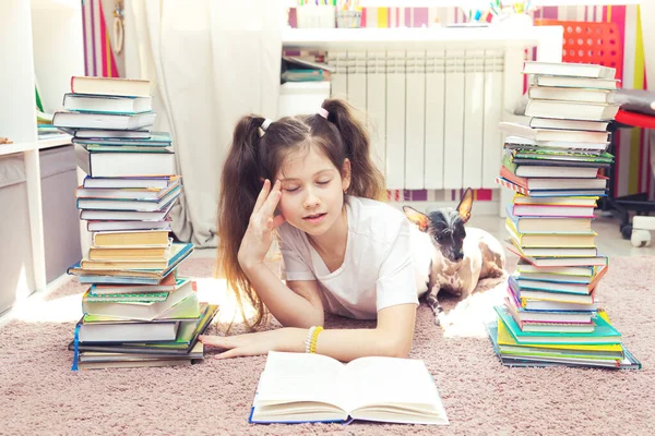 Klein Vermoeid Blank Meisje Dat Grond Ligt Probeert Lezen Naast — Stockfoto