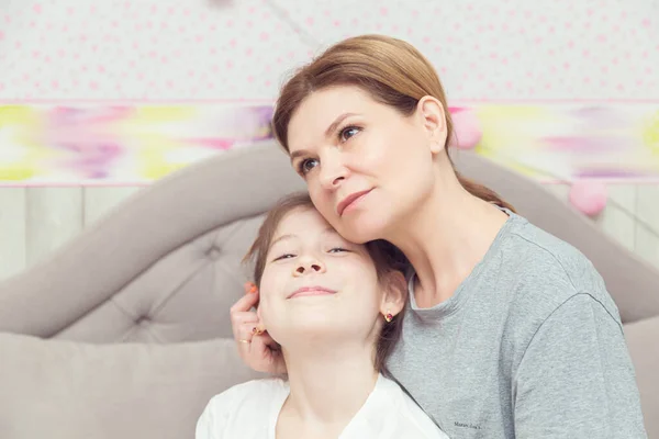 Niña Madre Están Divirtiendo Casa Sofá Concepto Familia Feliz —  Fotos de Stock