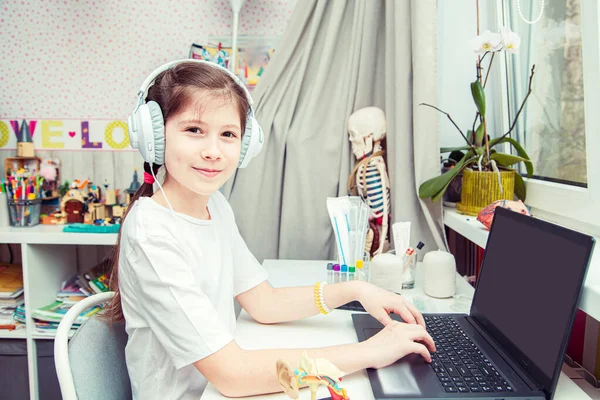 Young Teenage Girl Studying Human Anatomy Home Unusual Hobby — Stock Photo, Image