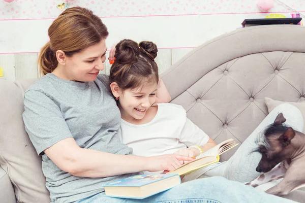 Mamá Hija Perro Están Sentados Sofá Leyendo Libro Concepto Familia —  Fotos de Stock