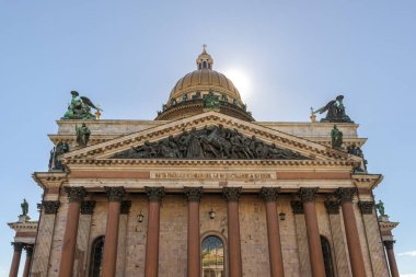 Güneşli bir yaz gününde Isaac Katedrali 'nde. Ayrıntılar. St. Petersburg, Rusya - 2 Haziran 2021 