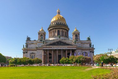 Güneşli bir yaz gününde Isaac Katedrali 'nde. St. Petersburg, Rusya - 2 Haziran 2021 