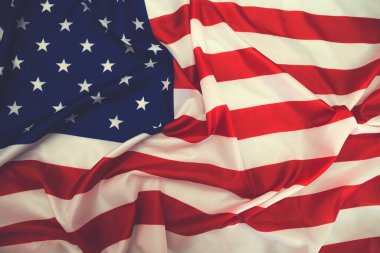 Amerikan Yıldızları ve Şeritleri bayrağı dalgalanıyor. Anma Günü 'nün ulusal sembolü 4 Temmuz (Bağımsızlık Günü). Ayarlanmış.