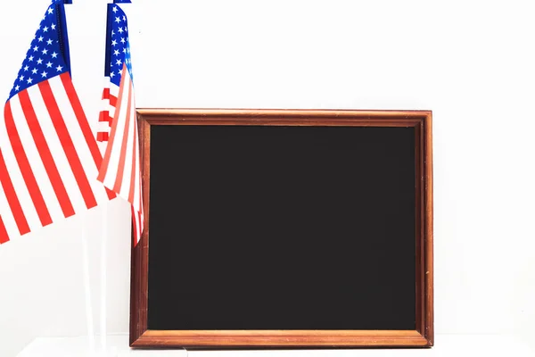 Chalkboard Θέση Για Κείμενο Και Αμερικανικές Σημαίες Ημέρα Ανεξαρτησίας Ιουλίου — Φωτογραφία Αρχείου