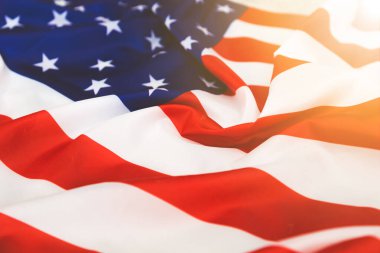 Amerikan Yıldızları ve Şeritleri bayrağı dalgalanıyor. 4 Temmuz Anma Günü için Ulusal Sembol (Bağımsızlık Günü). 