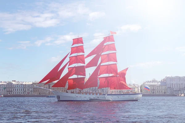 Brig Avec Voiles Écarlates Dans Zone Eau Neva Répétition Des — Photo