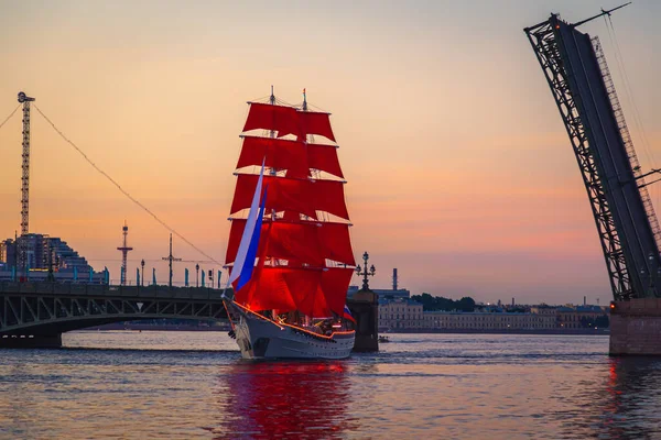 ネヴァ川の水に緋色の帆でブリッグ 卒業パーティーのリハーサルだ ロシアのサンクトペテルブルク 2021年6月25日 — ストック写真