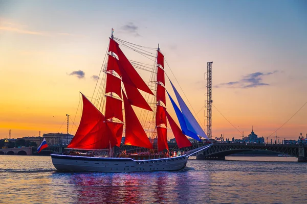 Brig Scarlet Sails Waters Neva River Rehearsal Graduation Party Saint — Stock Photo, Image